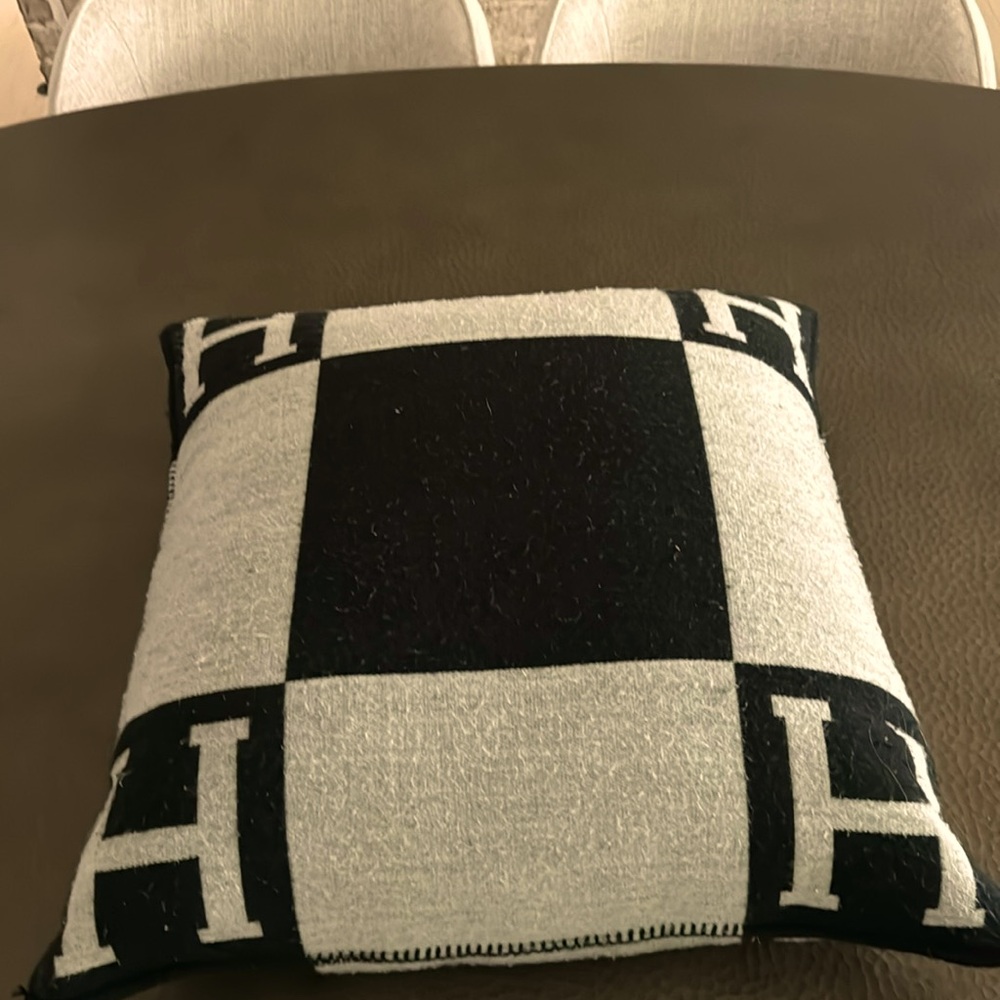 25/25” pillow H Avalon black and white